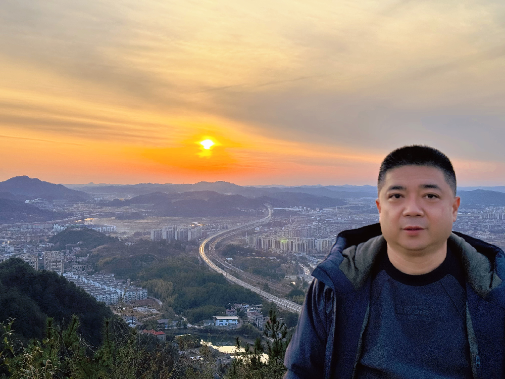 袁智勇（国瓷红叶画院研究员）