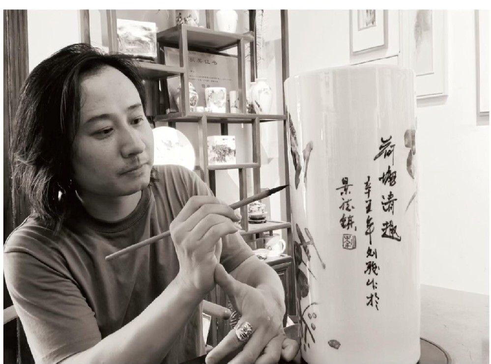 刘骏（国瓷红叶画院副秘书长）